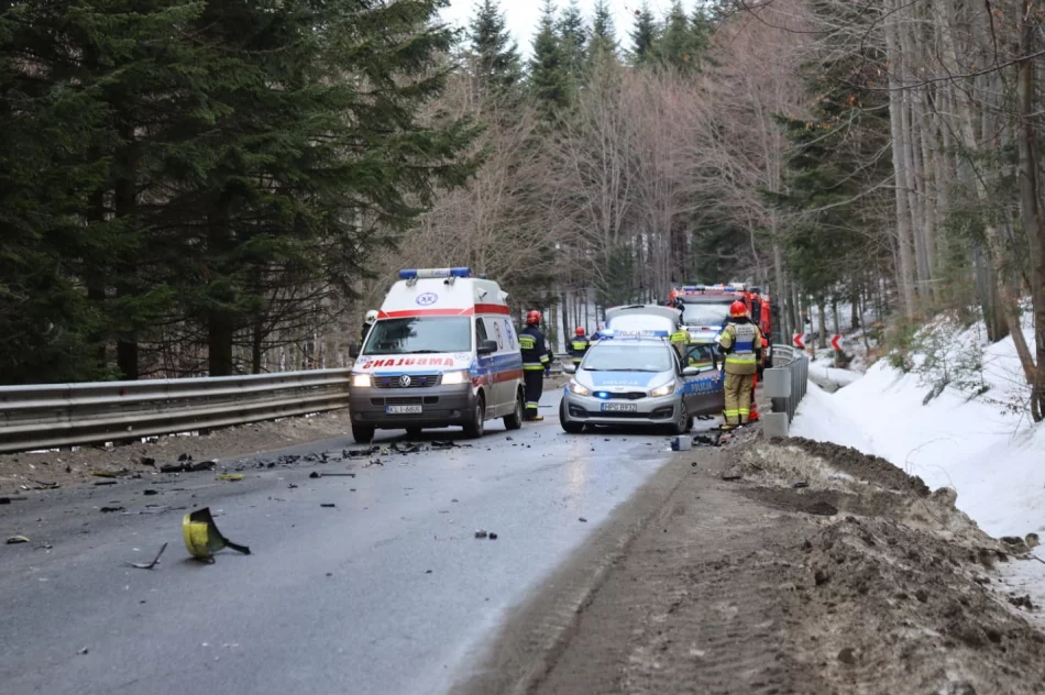 Zderzenie dwóch aut, jedna osoba w szpitalu - zdjęcie 2