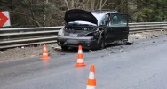 Zderzenie dwóch aut, jedna osoba w szpitalu - zdjęcie 3