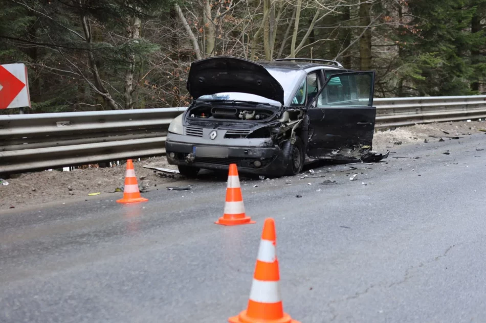 Zderzenie dwóch aut, jedna osoba w szpitalu - zdjęcie 3