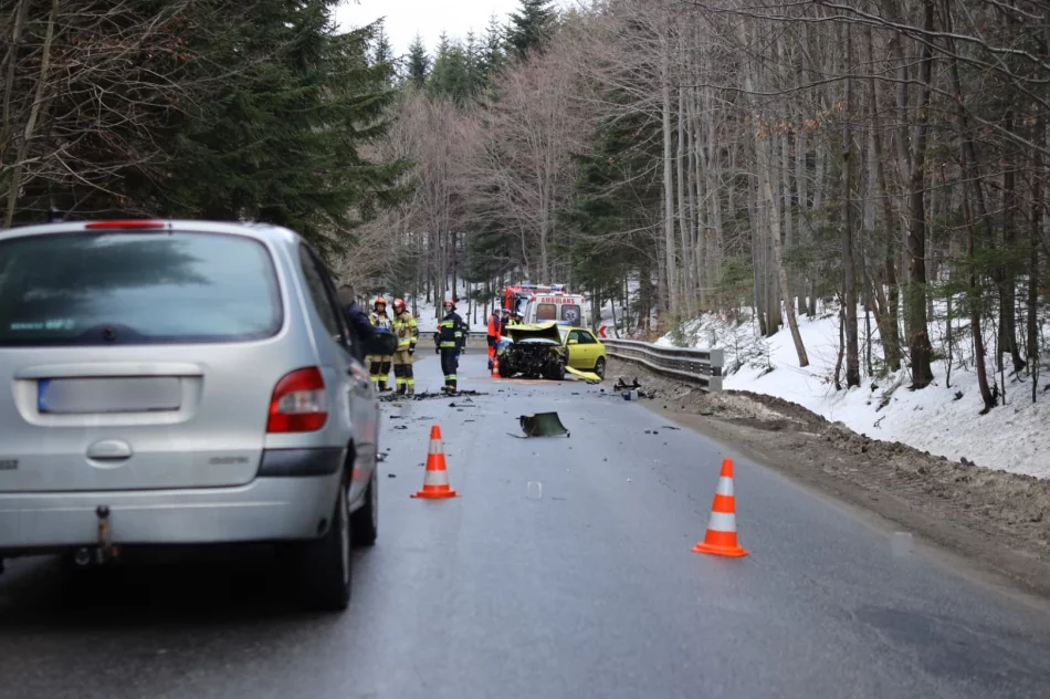 Zderzenie dwóch aut, jedna osoba w szpitalu - zdjęcie 4