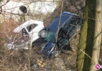 Zderzenie samochodów. Pojazdy wpadły do koryta potoku (wideo) - zdjęcie główne