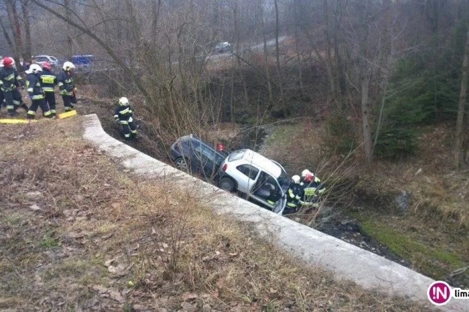 Zderzenie samochodów. Pojazdy wpadły do koryta potoku (wideo) - zdjęcie 2