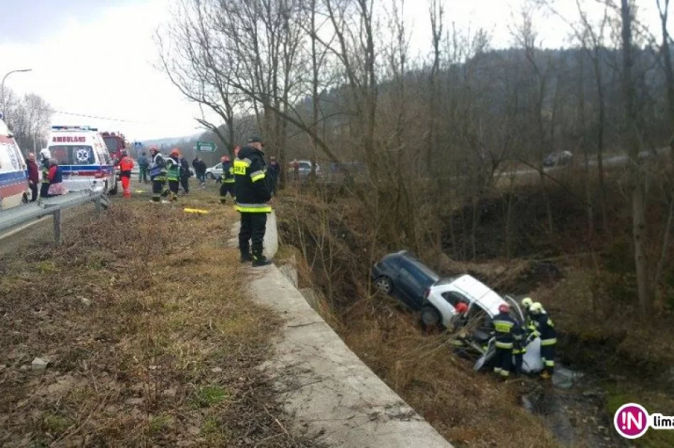Zderzenie samochodów. Pojazdy wpadły do koryta potoku (wideo) - zdjęcie 3