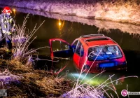 Samochód wpadł do koryta potoku (wideo) - zdjęcie główne