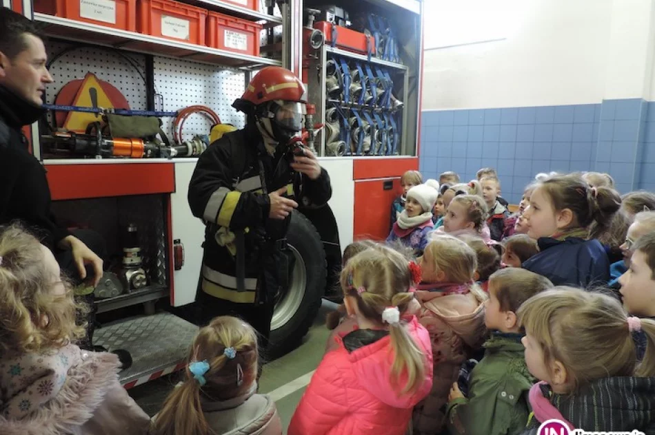 Dzieci uczestniczyły w edukacyjnych zajęciach w sali 'Ognik' - zdjęcie 2