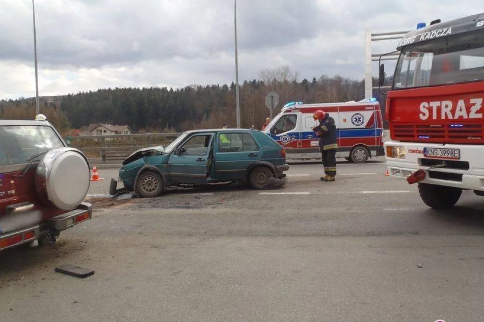 Czołowo-boczne zderzenie samochodów - zdjęcie 3