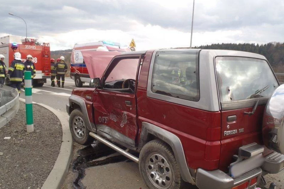 Czołowo-boczne zderzenie samochodów - zdjęcie 4