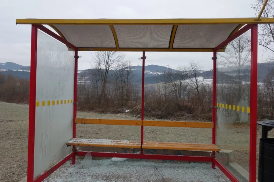 Kolejny raz wandale zniszczyli wiaty przystankowe - zdjęcie 7