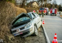 Renault Scenic wjechał do rowu i uderzył w przepust - zdjęcie główne