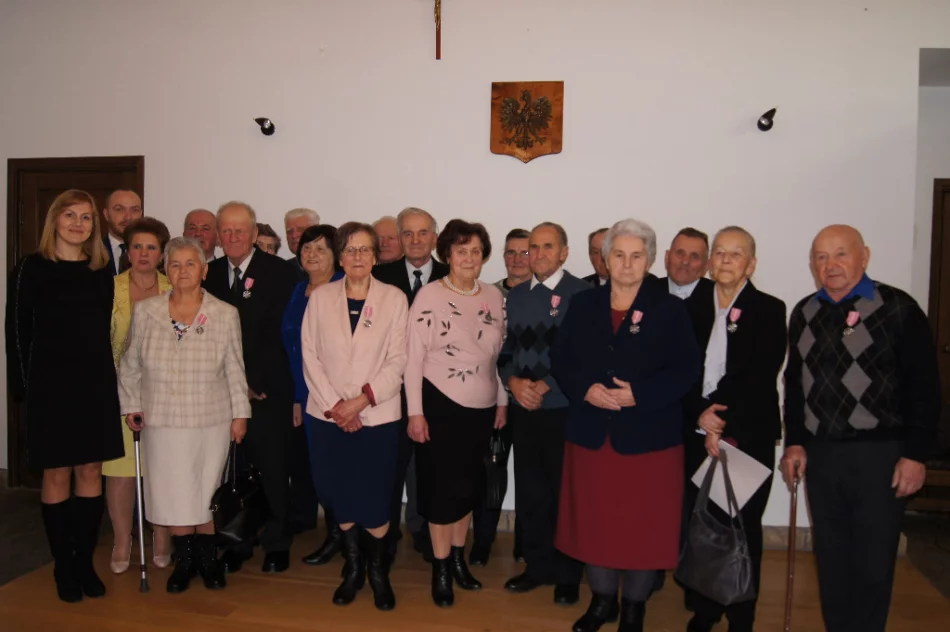 12 par odznaczono medalami za długoletnie pożycie małżeńskie - zdjęcie 2