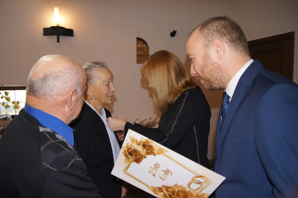 12 par odznaczono medalami za długoletnie pożycie małżeńskie - zdjęcie 4