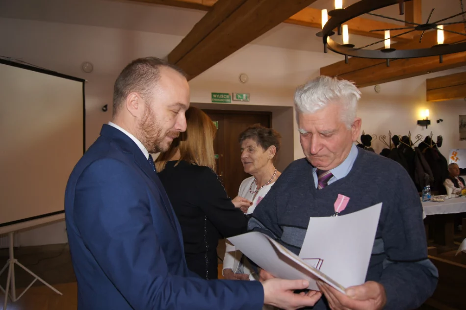 12 par odznaczono medalami za długoletnie pożycie małżeńskie - zdjęcie 5