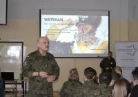 Młodzież spotyka się z weteranami walk  - zdjęcie główne