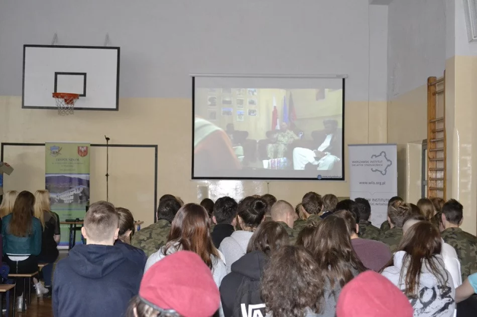 Młodzież spotyka się z weteranami walk  - zdjęcie 4