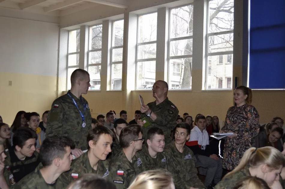 Młodzież spotyka się z weteranami walk  - zdjęcie 7