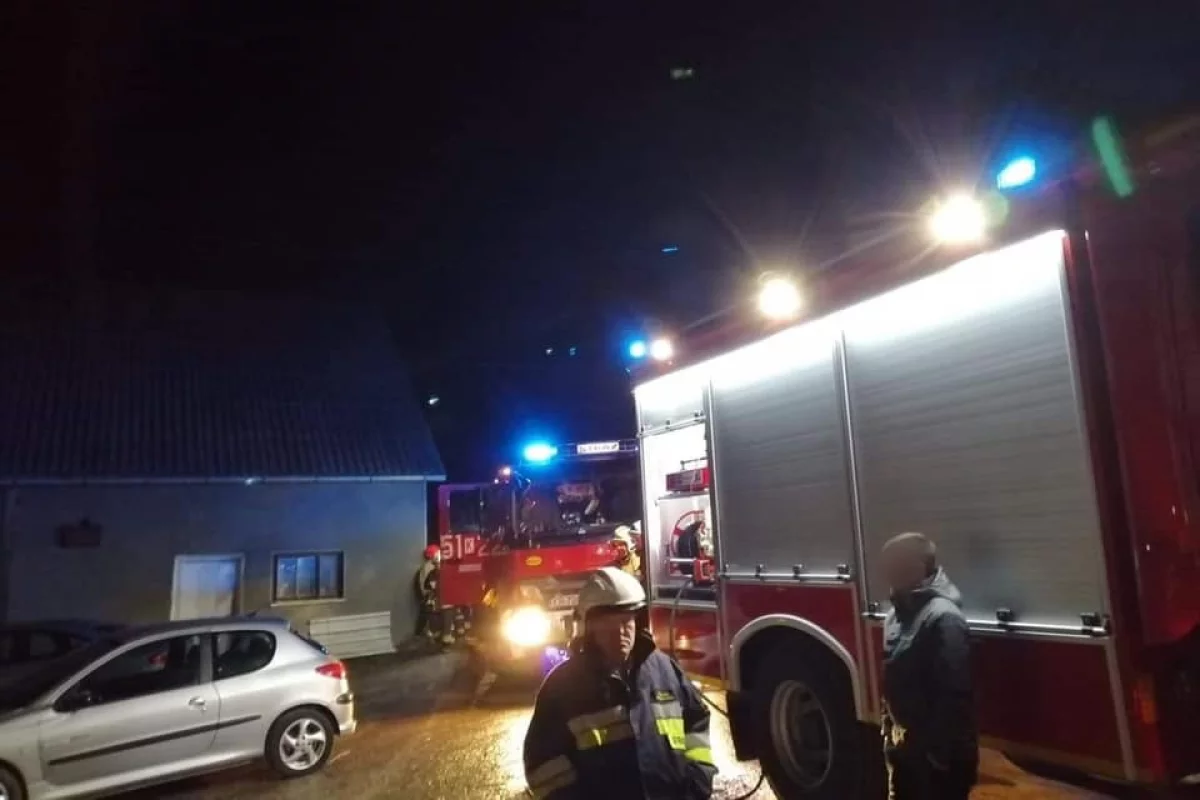 Nocny pożar - strażacy ewakuowali domowników przez balkon