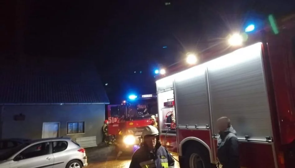 Nocny pożar - strażacy ewakuowali domowników przez balkon - zdjęcie 1