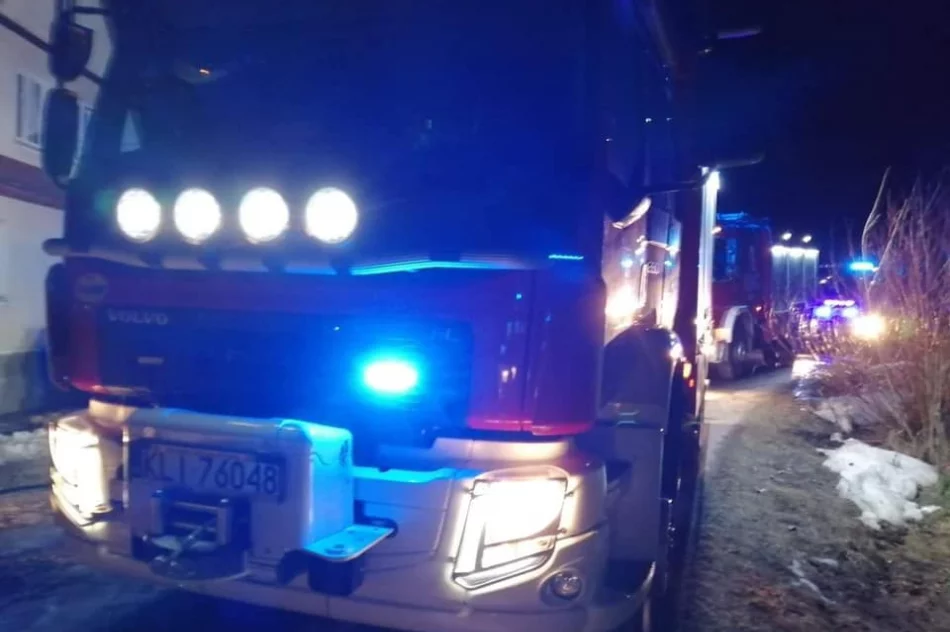 Nocny pożar - strażacy ewakuowali domowników przez balkon - zdjęcie 4