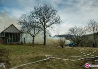 Spłonęła drewniana wiata. Przyczyną wypalanie traw? - zdjęcie główne