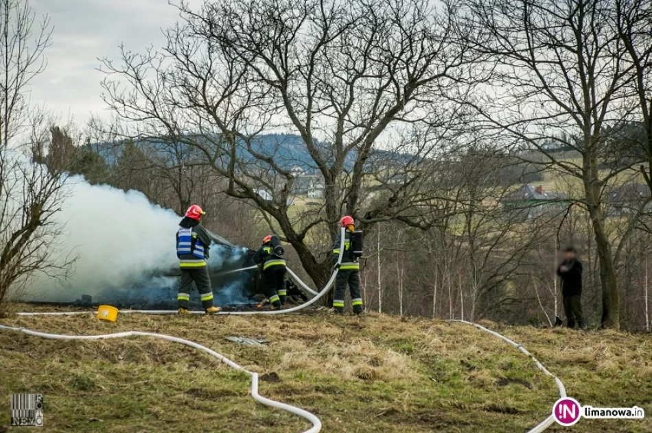 Spłonęła drewniana wiata. Przyczyną wypalanie traw? - zdjęcie 2