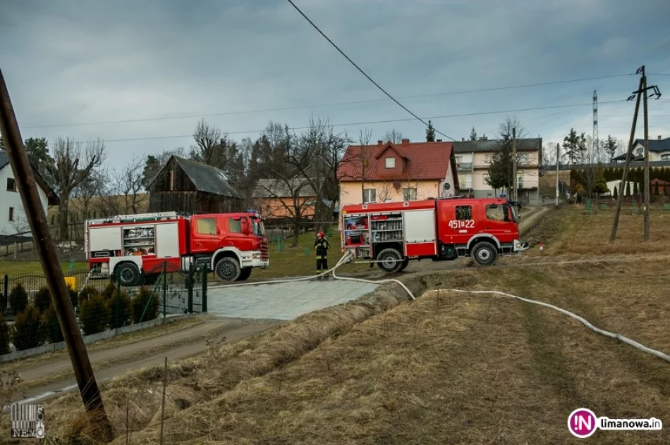 Spłonęła drewniana wiata. Przyczyną wypalanie traw? - zdjęcie 4