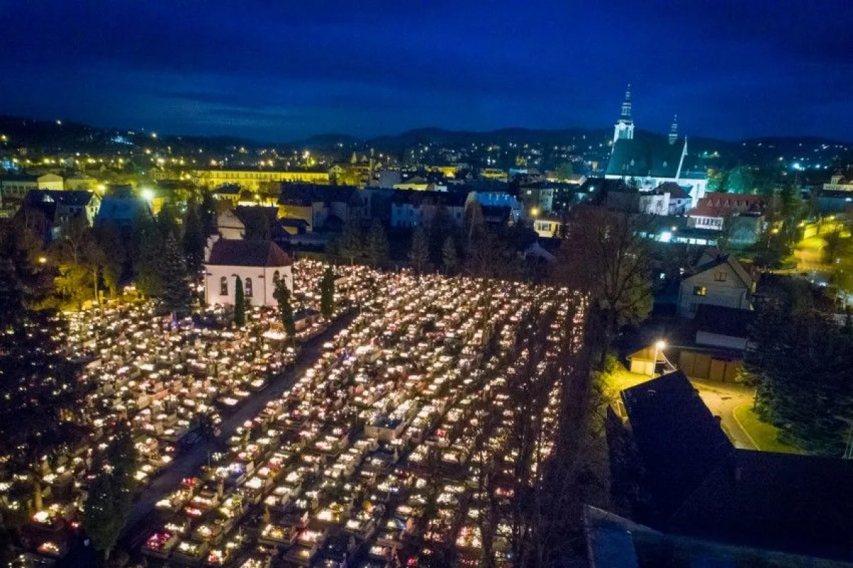 Zagadkowy nekrolog powodem plotek i domysłów