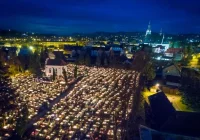 Zagadkowy nekrolog powodem plotek i domysłów - zdjęcie główne