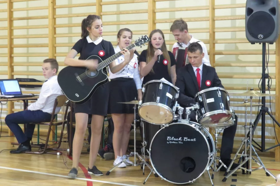 Zaszczytne miano „Szkoły Niepodległej” dla Szkoły Podstawowej Nr 1 w Starej Wsi  - zdjęcie 5