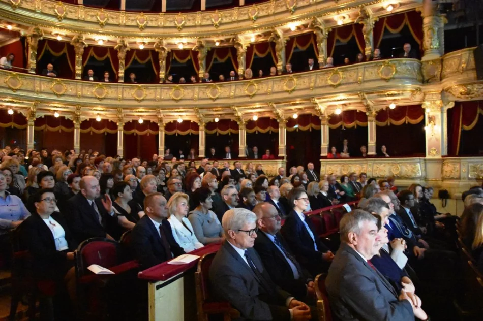 Pracownicy limanowskiego urzędu odznaczeni prezydenckimi medalami - zdjęcie 3