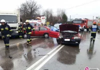 Zderzenie dwóch aut osobowych i ciężarówki - zdjęcie główne