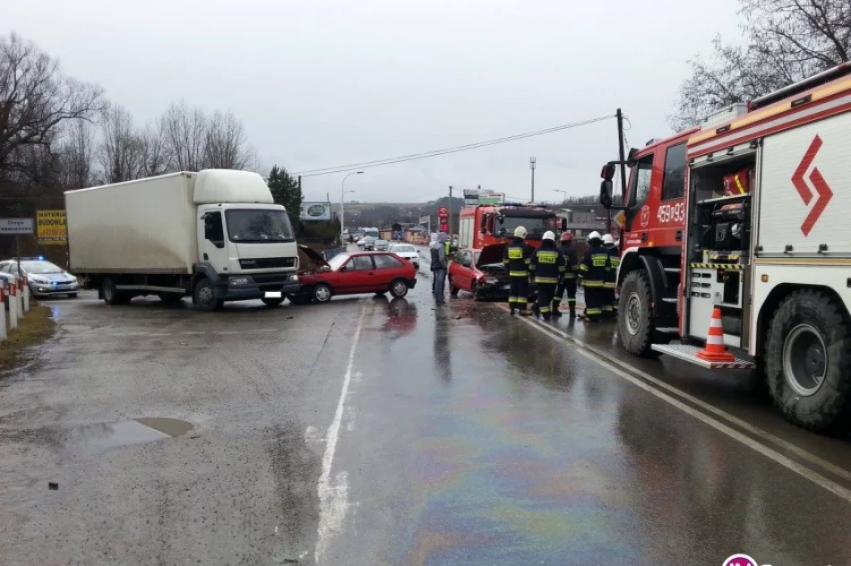 Zderzenie dwóch aut osobowych i ciężarówki - zdjęcie 2