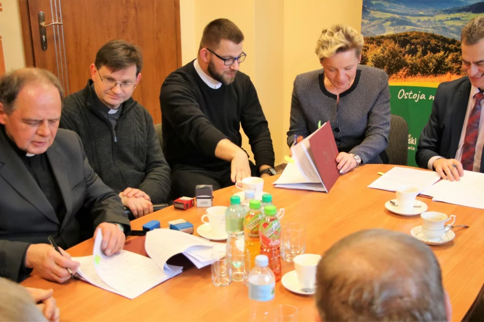 Podpisano umowy na dofinansowanie prac przy zabytkowych kościołach Limanowszczyzny - zdjęcie 2