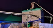 Pożar w zakładzie produkcyjnym - zapaliły się trociny - zdjęcie 2