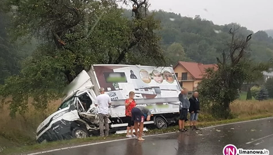 Ciężarówka zderzyła się z samochodem dostawczym - zdjęcie 1