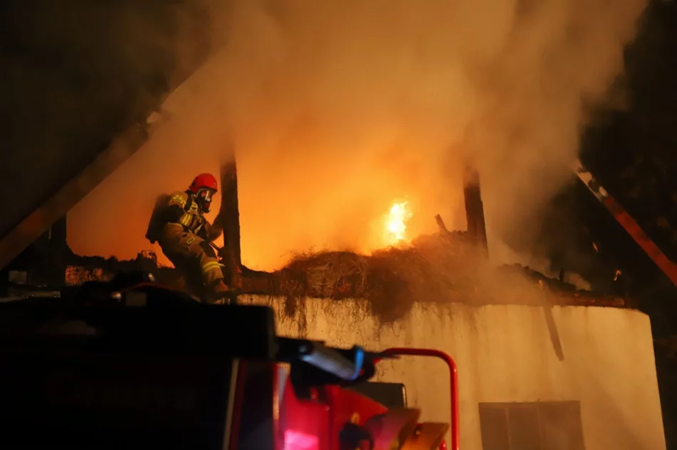 Płonęła stodoła, budynek mieszkalny uratowany - zdjęcie 2