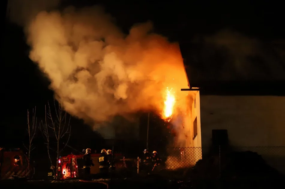 Płonęła stodoła, budynek mieszkalny uratowany - zdjęcie 3