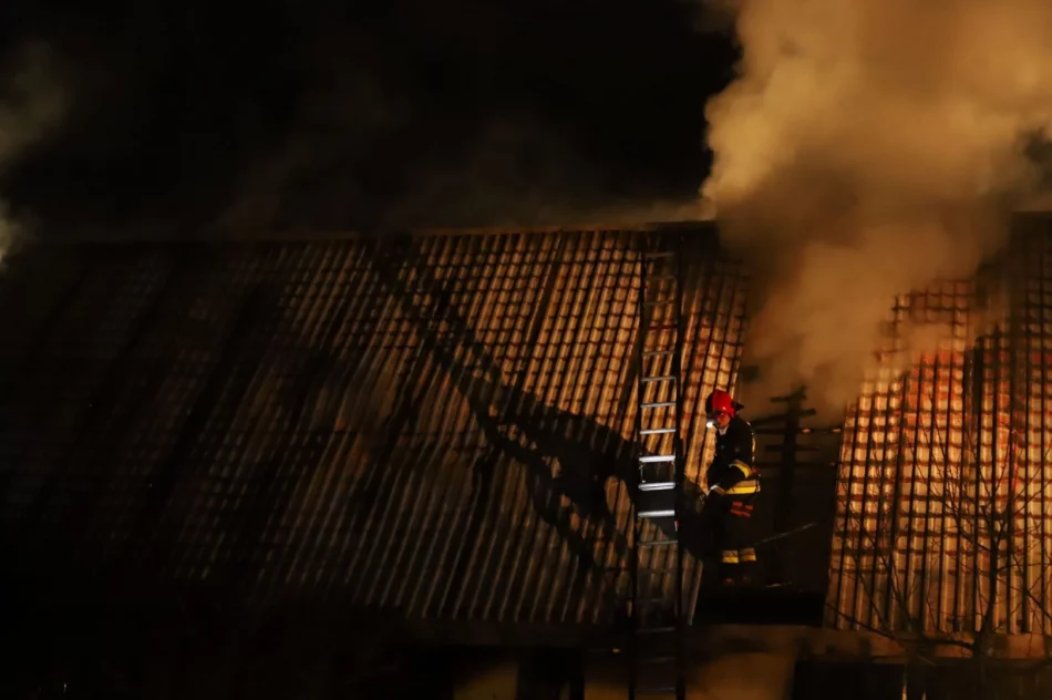 Płonęła stodoła, budynek mieszkalny uratowany - zdjęcie 4