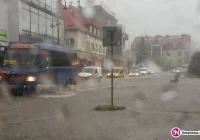 Nad miastem przeszła ulewa - kilkadziesiąt zgłoszeń, zalane m.in. pływalnia i buzodrom - zdjęcie główne