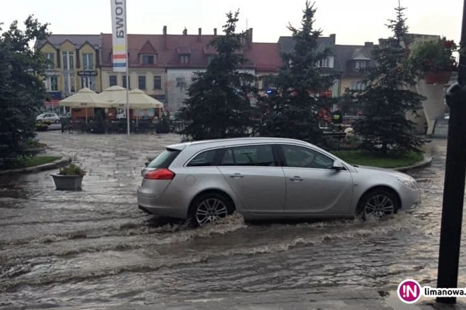Nad miastem przeszła ulewa - kilkadziesiąt zgłoszeń, zalane m.in. pływalnia i buzodrom - zdjęcie 2