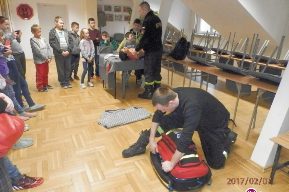 Najmłodsi strażacy z wizytą w PSP - zdjęcie 2