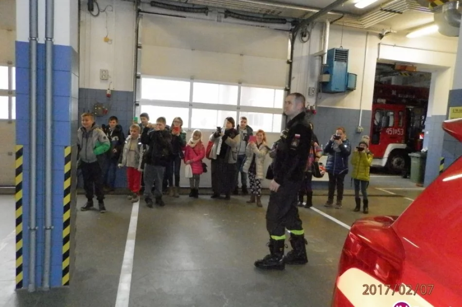 Najmłodsi strażacy z wizytą w PSP - zdjęcie 3
