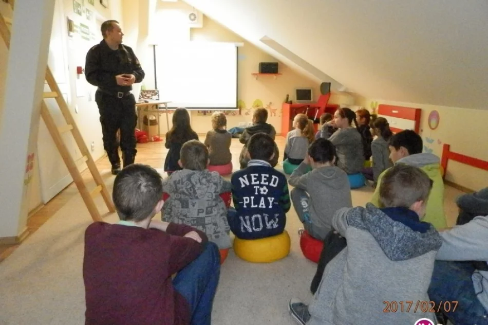 Najmłodsi strażacy z wizytą w PSP - zdjęcie 4