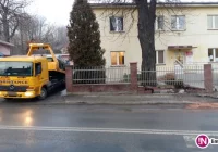 Kolizja przed przejściem. Uszkodzone dwa auta i ogrodzenie - zdjęcie główne