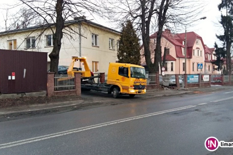 Kolizja przed przejściem. Uszkodzone dwa auta i ogrodzenie - zdjęcie 2