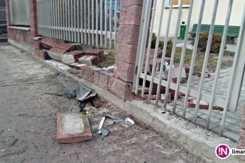 Kolizja przed przejściem. Uszkodzone dwa auta i ogrodzenie - zdjęcie 3