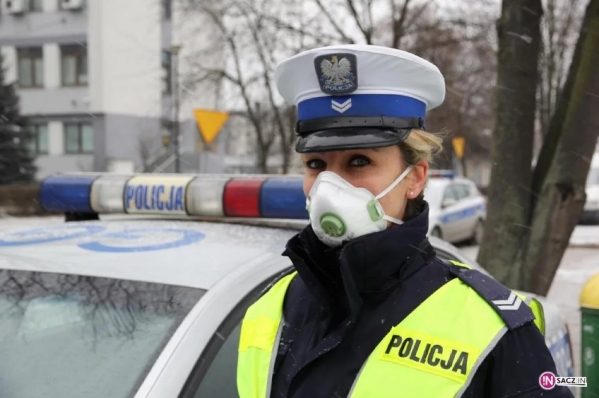 Policjanci będą chodzić w maskach