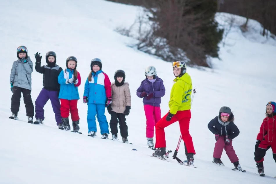 Jeździli z głową - 84 dzieci z gminnych szkół uczyło się bezpieczeństwa na stoku - zdjęcie 2