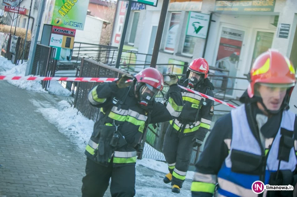 Strażacy ewakuowali z budynku 23 osoby - zdjęcie 4