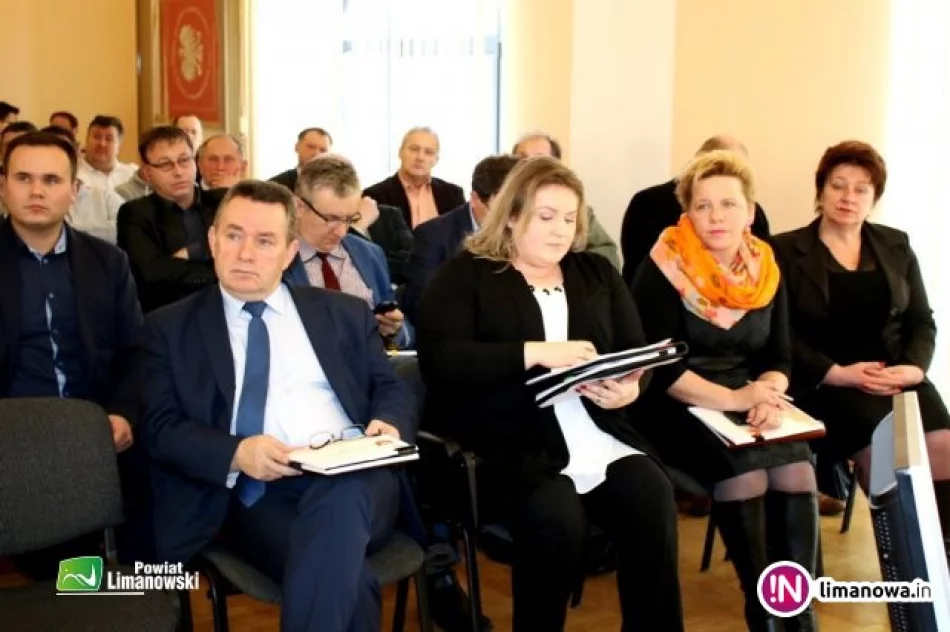 Samorządowcy i przewoźnicy na spotkaniu ws. planu transportowego powiatu - zdjęcie 4