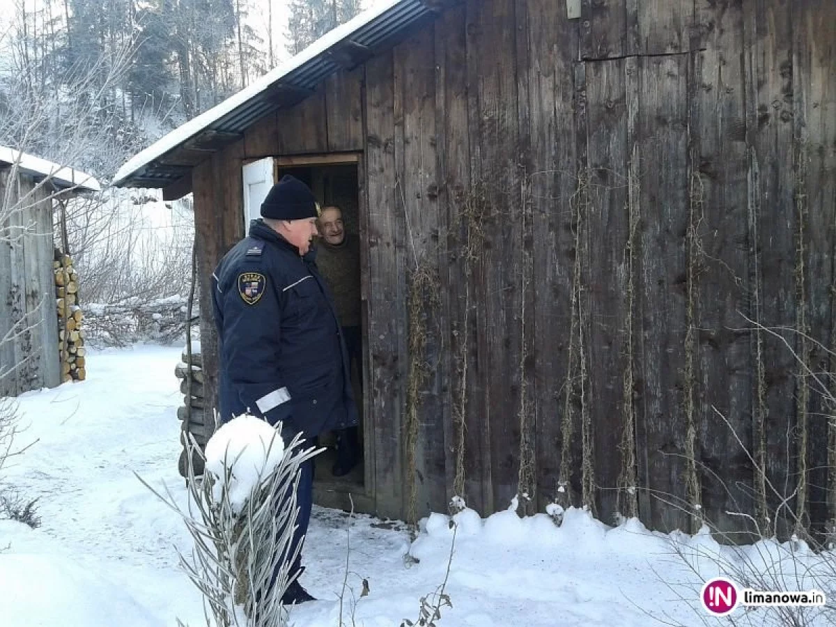 Strażnicy i urzędnicy szukają bezdomnych, pomagają też starszym i samotnym